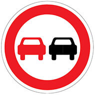 Дорожный знак Обгон запрещен