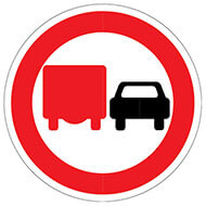 Дорожный знак Обгон грузовым автомобилям запрещен