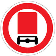 Дорожный знак Движение транспортных средств с опасными грузами запрещено